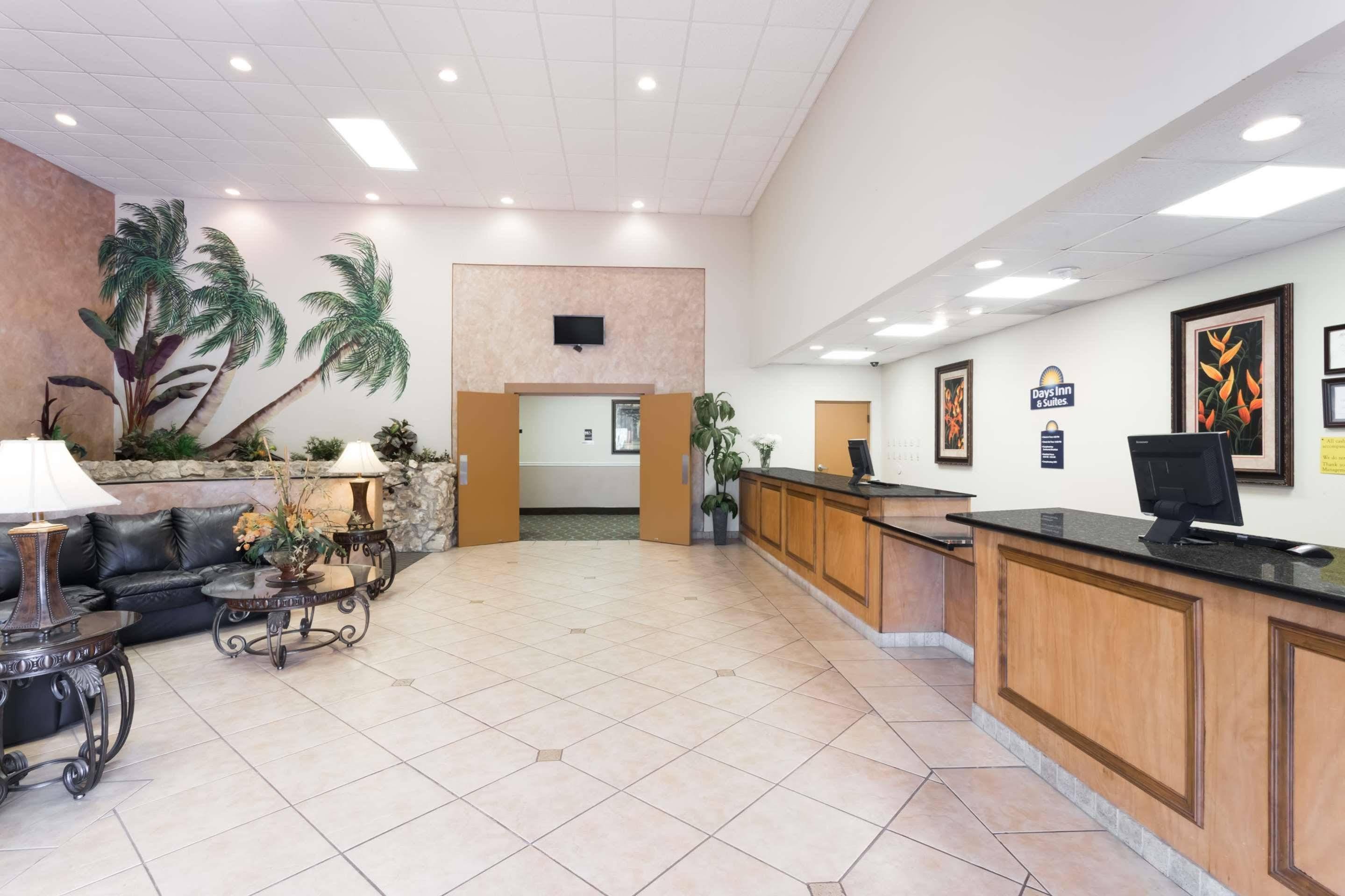 Days Inn & Suites By Wyndham Клермонт Екстериор снимка