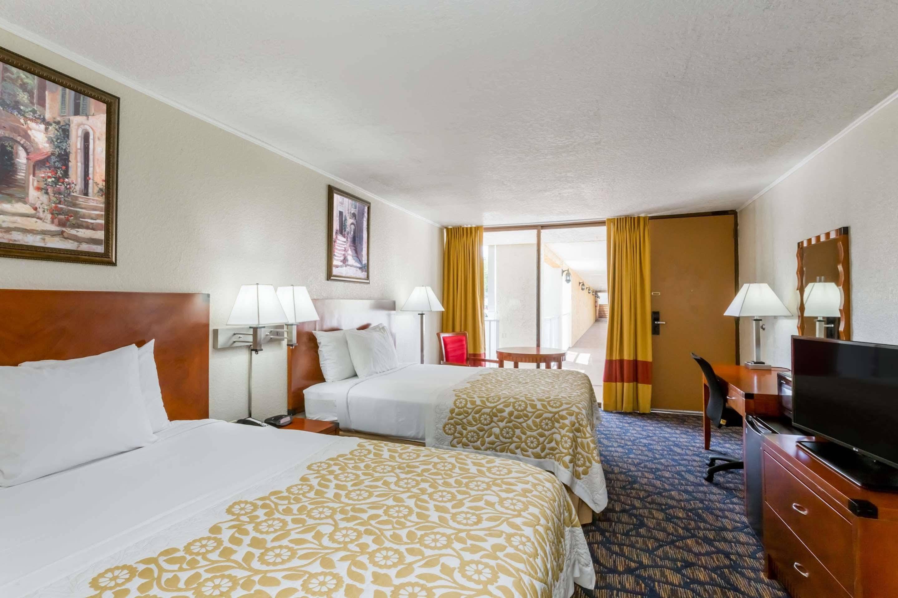 Days Inn & Suites By Wyndham Клермонт Екстериор снимка