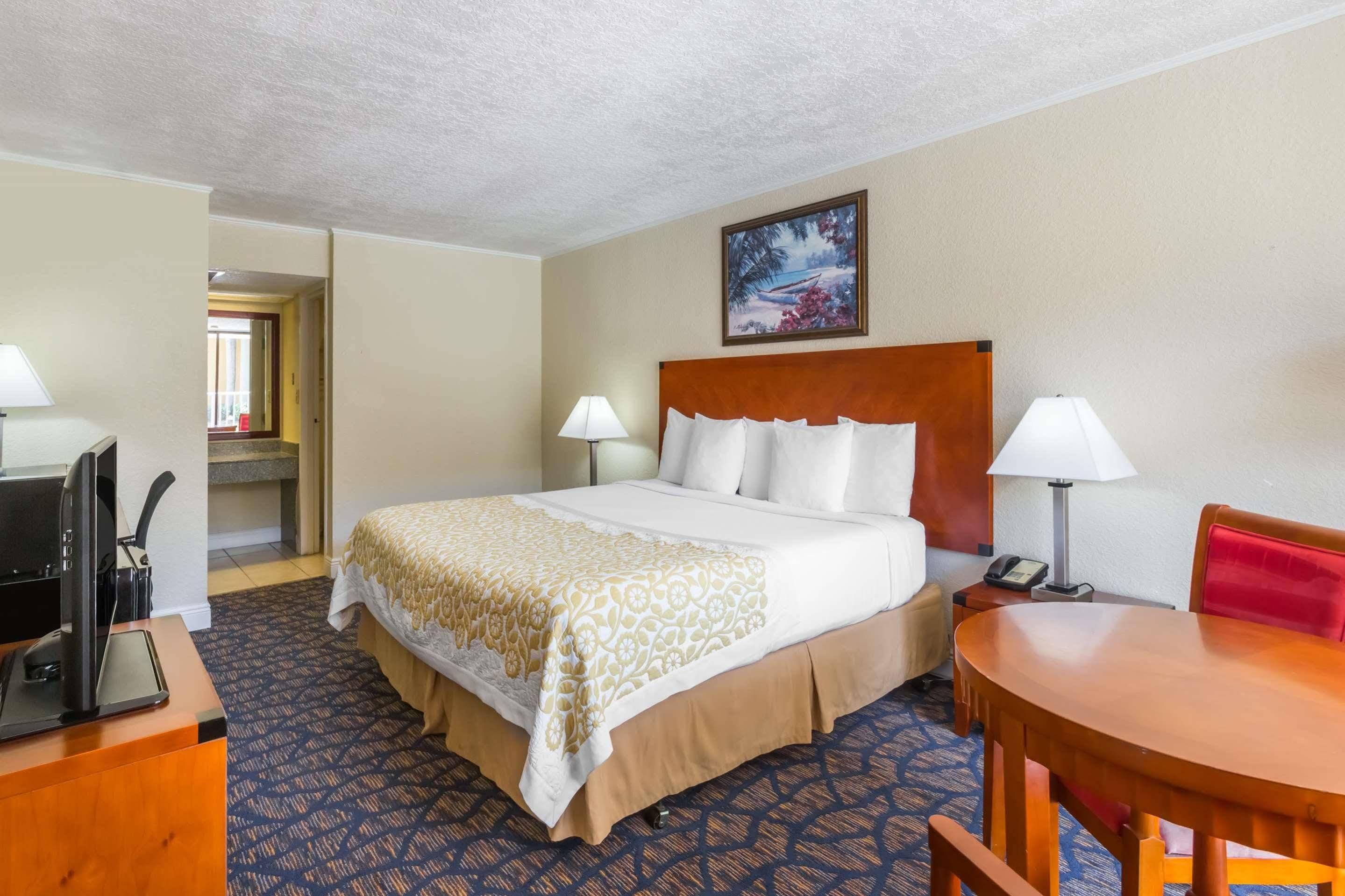 Days Inn & Suites By Wyndham Клермонт Екстериор снимка