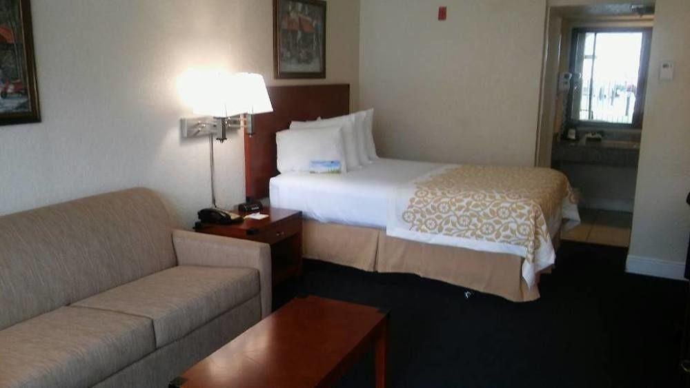 Days Inn & Suites By Wyndham Клермонт Екстериор снимка