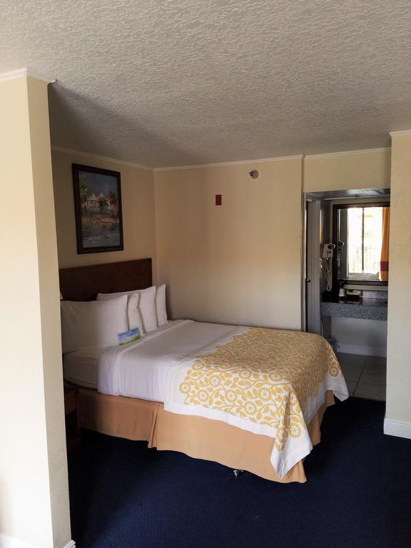 Days Inn & Suites By Wyndham Клермонт Екстериор снимка
