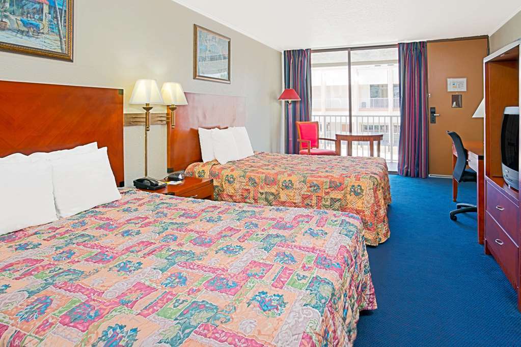 Days Inn & Suites By Wyndham Клермонт Стая снимка