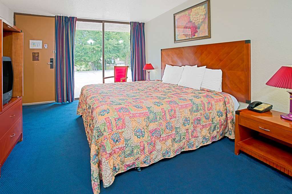 Days Inn & Suites By Wyndham Клермонт Стая снимка