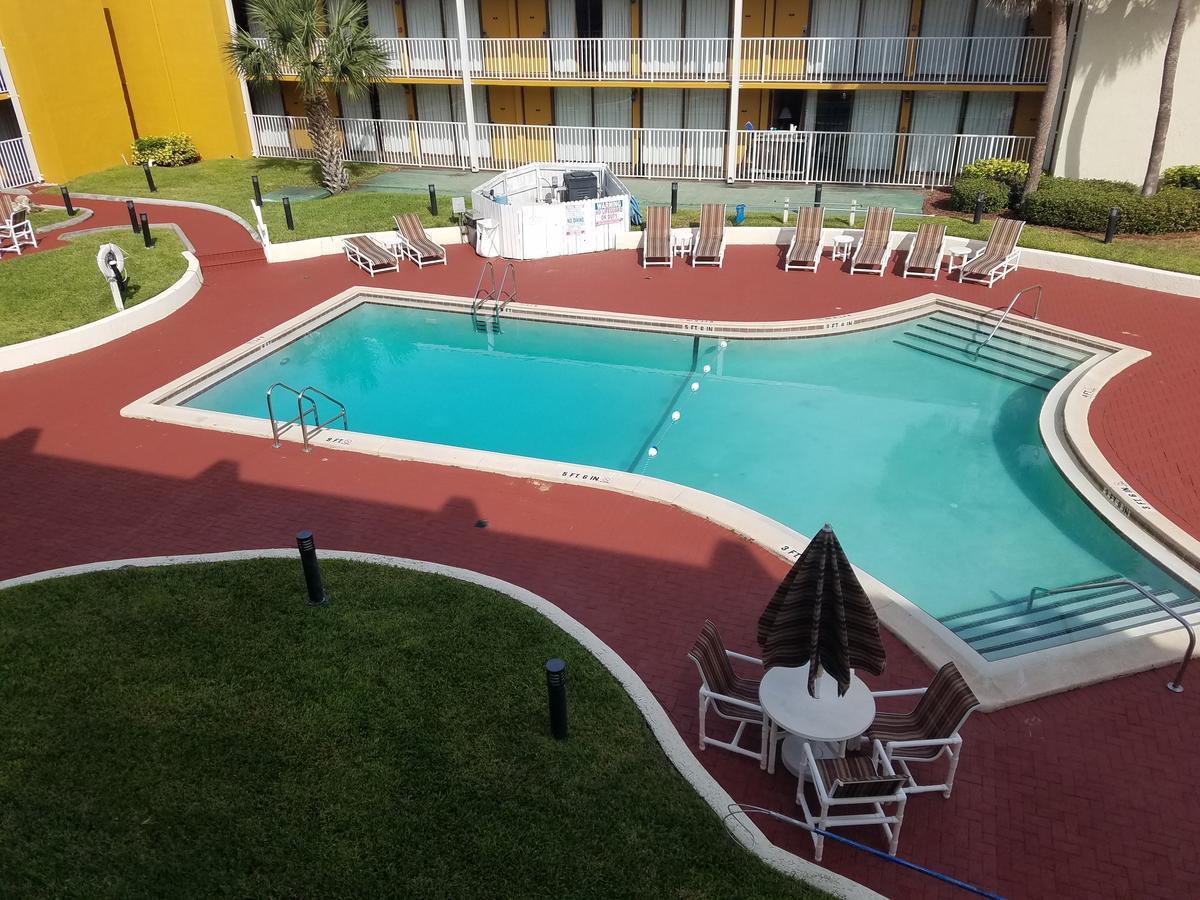 Days Inn & Suites By Wyndham Клермонт Екстериор снимка