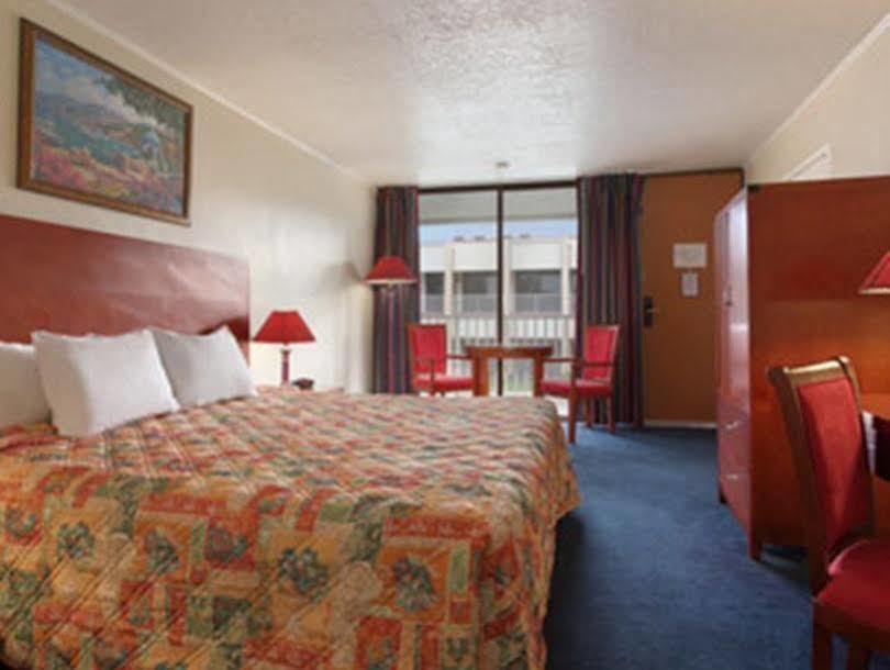 Days Inn & Suites By Wyndham Клермонт Екстериор снимка