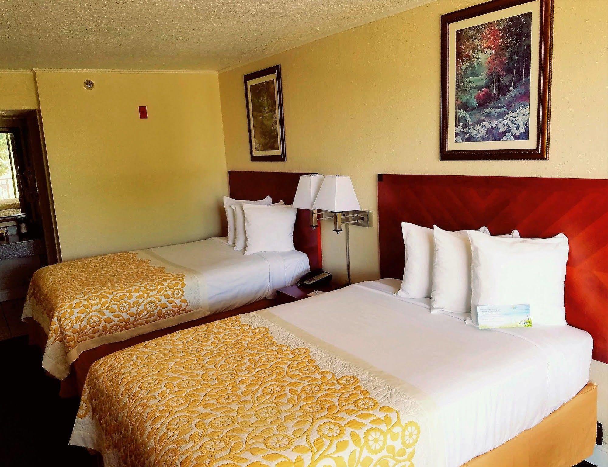 Days Inn & Suites By Wyndham Клермонт Екстериор снимка