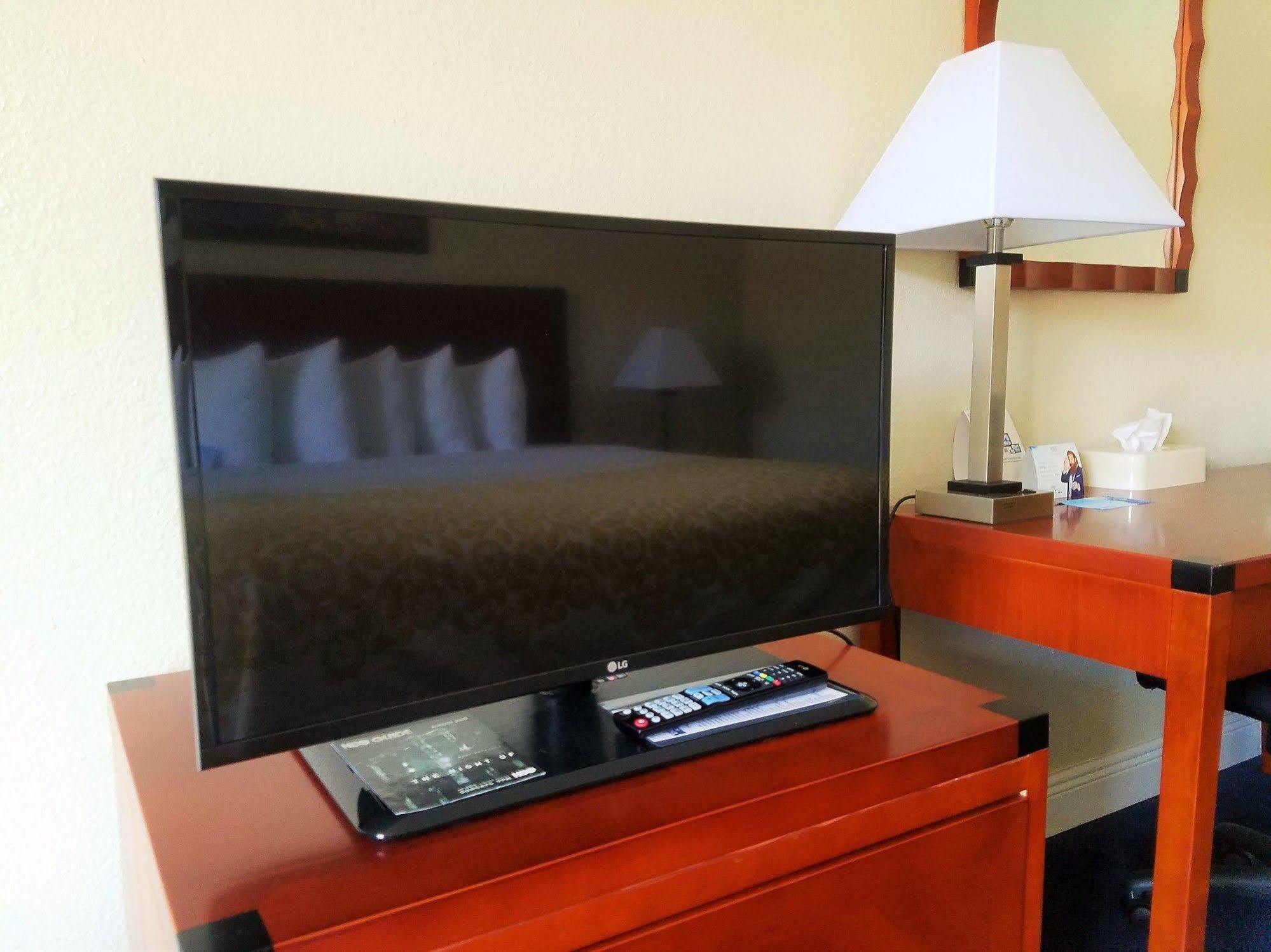 Days Inn & Suites By Wyndham Клермонт Екстериор снимка