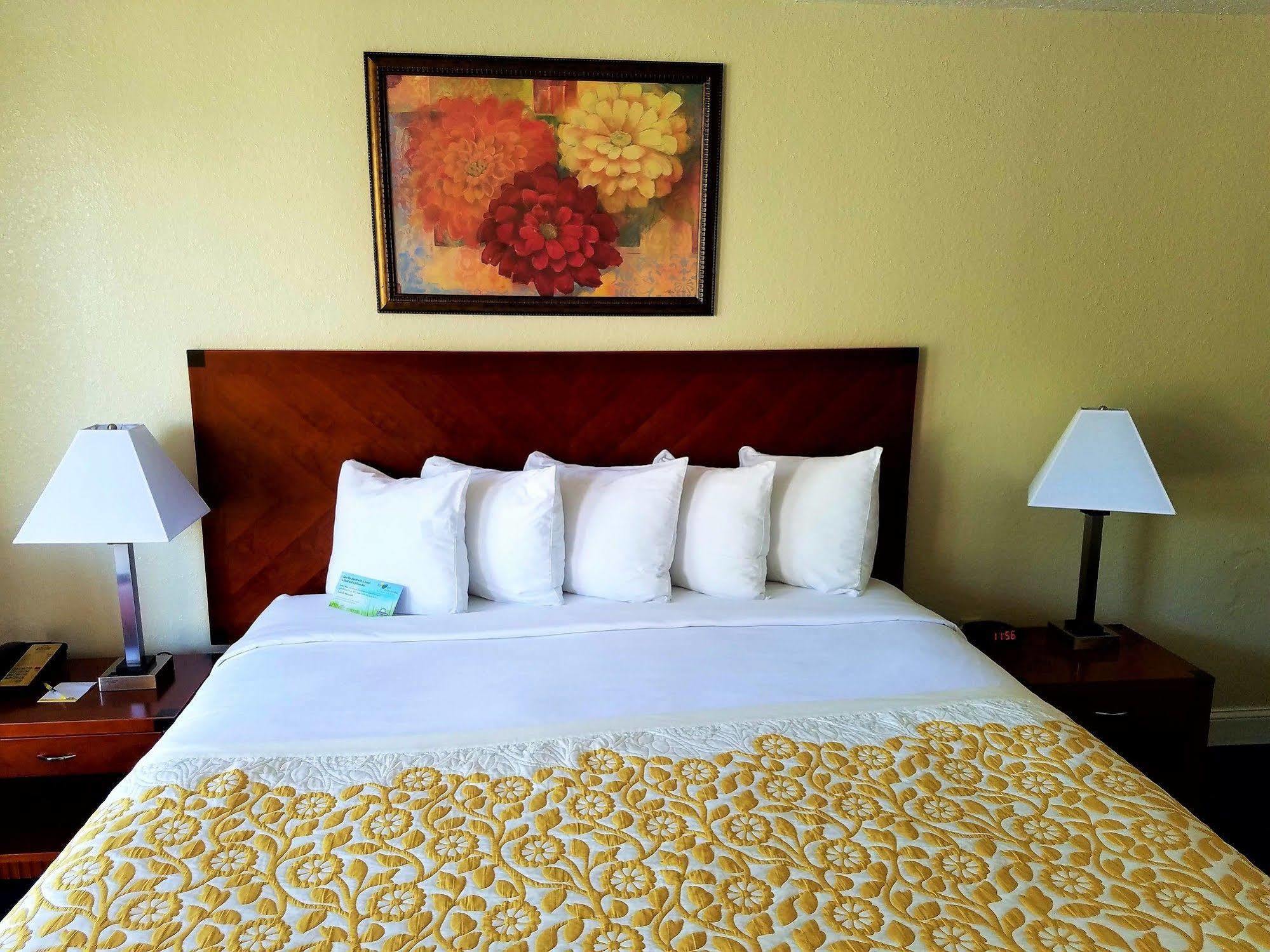 Days Inn & Suites By Wyndham Клермонт Екстериор снимка