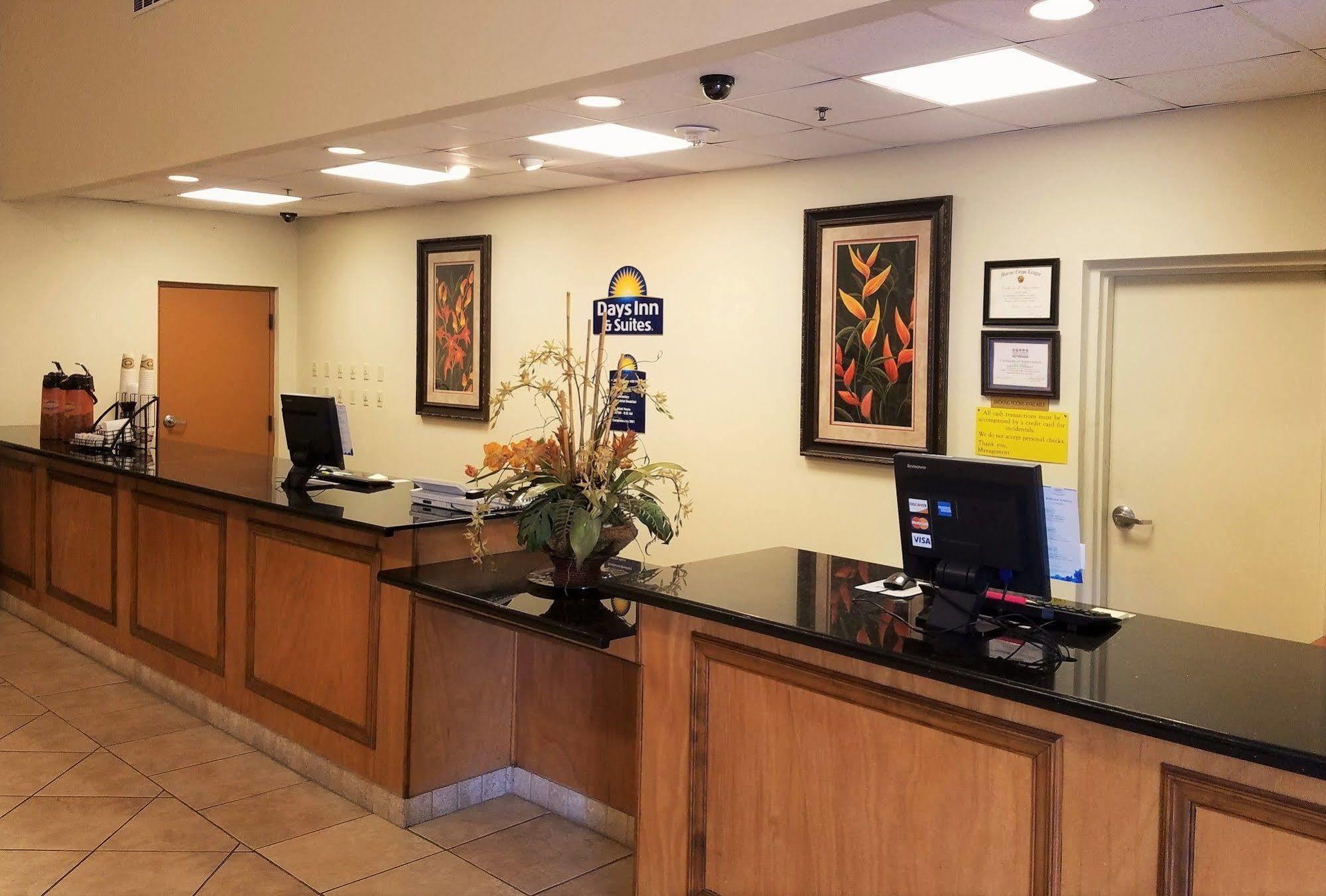 Days Inn & Suites By Wyndham Клермонт Екстериор снимка